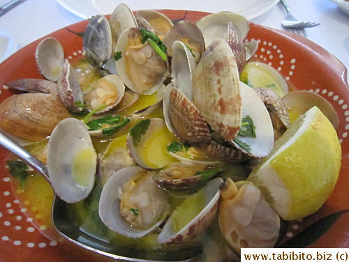 Clams in garlic coriander white wine sauce was yummy