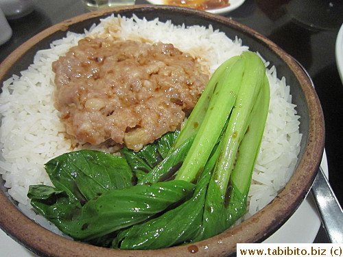 Steamed pork patty over rice in clay pot