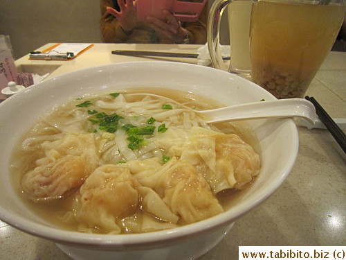 Wonton rice noodles and barley drink that tasted very gingerly