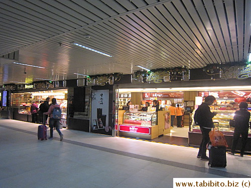 So many food gift stores in Taipei Station