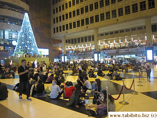 People prefer to sit on the black squares