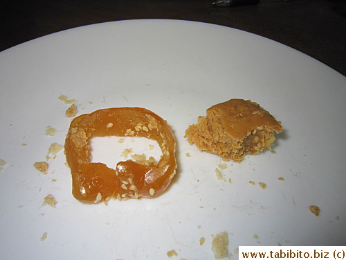 it looks like a sliced pork knuckle. That caramel ring was chewy like rubber band, I take it off and eat the peanut candy only