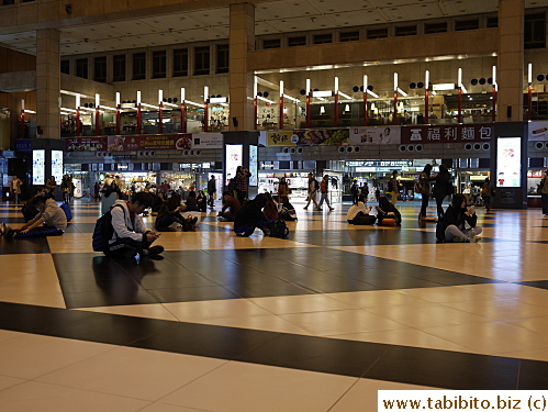 Looking at this picture, I realized we missed checking out the entire second floor of Taipei Station! Man...