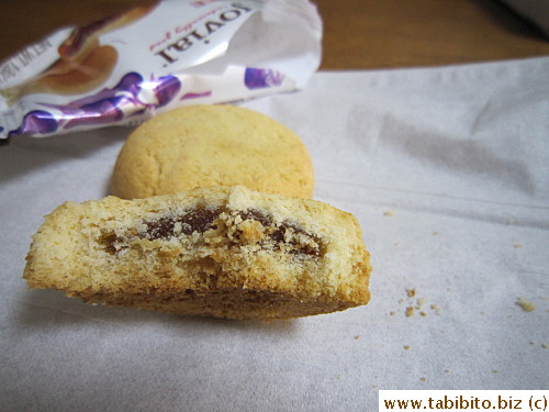 The flaky crumbly texture is like Taiwanese pineapple cakes without the buttery taste