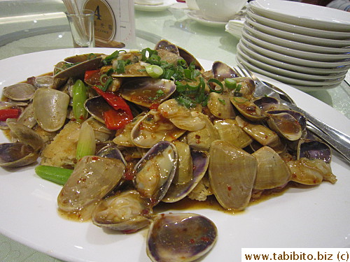 Clams served over panfried rice vermicelli, delicious