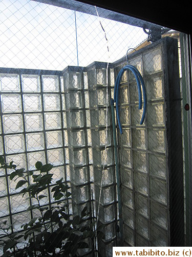 spans the entire length of the window