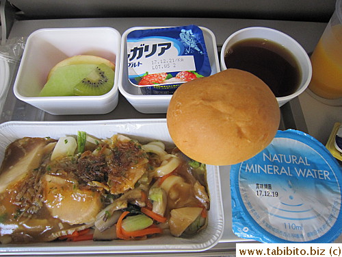 Tokyo to Taipei on Cathay Pacific, lunch (chicken udon was surprisingly tasty)