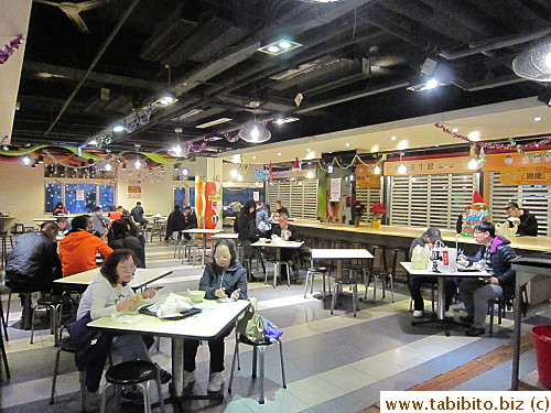 Since no other food stalls are open at that hour, Fu Hang's customers have all the tables to themselves
